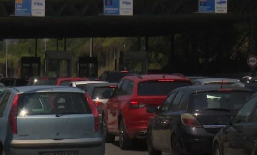 Kolona të gjata në vendkalimin kufitarë në Bllacë dhe Bogorodicë