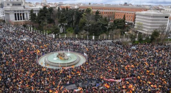 Mijëra njerëz protestuan në Madrid, kërkojnë dorëheqjen e kryeministrit Sanchez