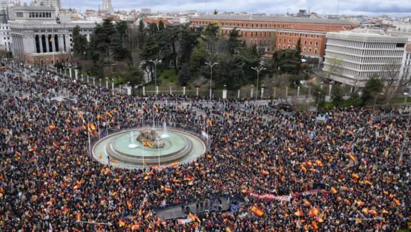 Mijëra njerëz protestuan në Madrid, kërkojnë dorëheqjen e kryeministrit Sanchez