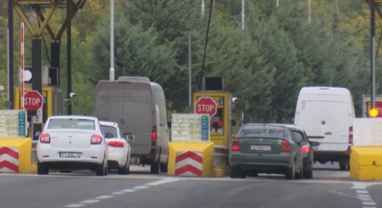 (VIDEO) Punonjësit e pikë pagesës Ramanli i kanë lënë policët të kalojnë 959 herë pa paguar