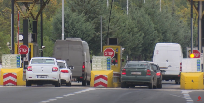 (VIDEO) Punonjësit e pikë pagesës Ramanli i kanë lënë policët të kalojnë 959 herë pa paguar