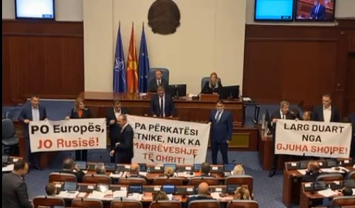 Deputetët e Frontit Evropian protestojnë në Kuvend, vendosin parullat “Po Evropës, Jo Rusisë”!