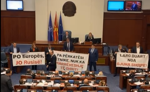 Deputetët e Frontit Evropian protestojnë në Kuvend, vendosin parullat “Po Evropës, Jo Rusisë”!