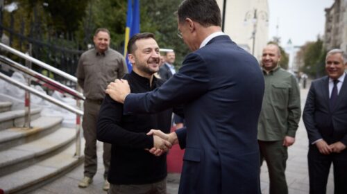 Rutte vizitën e parë si shef i NATO-s e realizon në Ukrainë, Zelensky duket shumë i lumtur