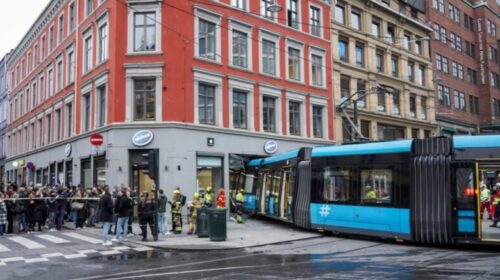 Tramvaji hyn brenda dyqanit në qendër të Oslos, lëndohen 4 persona