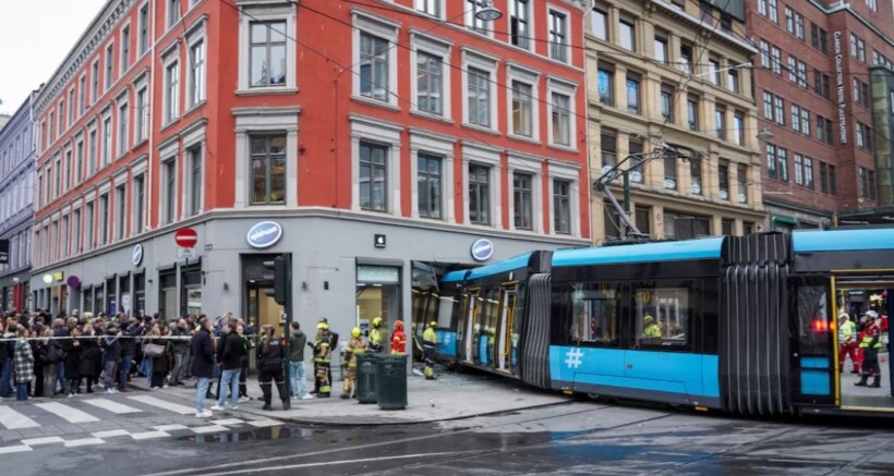 Tramvaji hyn brenda dyqanit në qendër të Oslos, lëndohen 4 persona