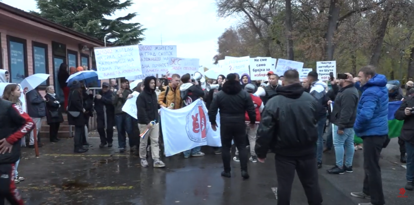 (VIDEO) 730 ditë pa autobusë urban, protestuan banorët e Komunës së Shutkës