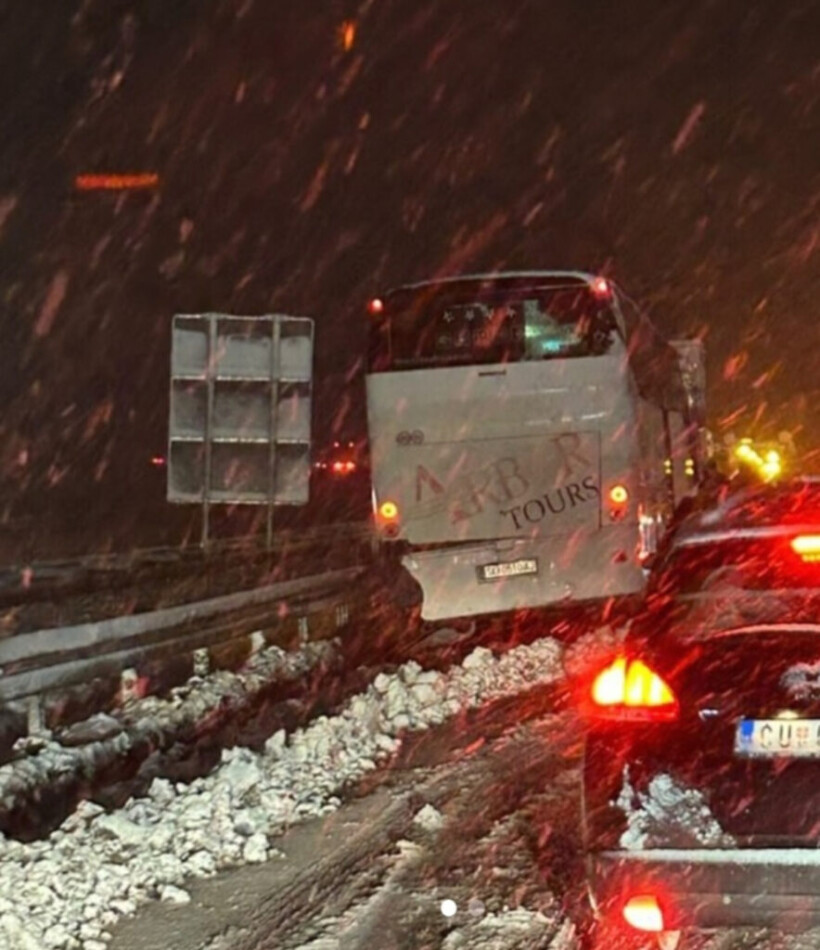 Aksi’dentohet autobusi nga Maqedonia е Veriut në Serbi për shkak të reshjeve të borës