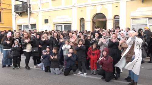 (VIDEO) Manastiri mbledh shqiptarët në “Ditën e Alfabetit”