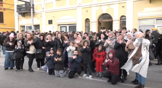 (VIDEO) Manastiri mbledh shqiptarët në “Ditën e Alfabetit”