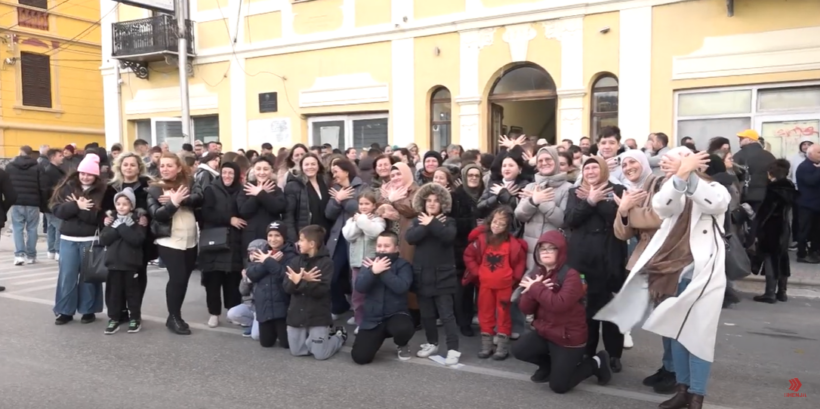 (VIDEO) Manastiri mbledh shqiptarët në “Ditën e Alfabetit”