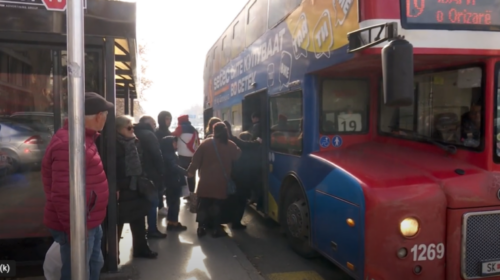 (VIDEO) Transporti publik rregullohet pjesërisht, qytetarët sërish presin nëpër stacione