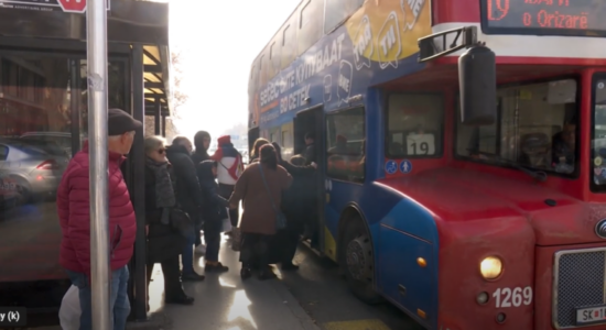 (VIDEO) Transporti publik rregullohet pjesërisht, qytetarët sërish presin nëpër stacione