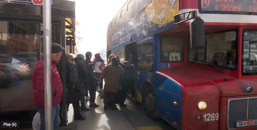 (VIDEO) Transporti publik rregullohet pjesërisht, qytetarët sërish presin nëpër stacione