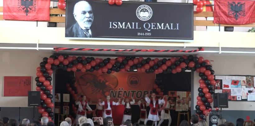 (VIDEO) Shkollat fillore dhe të mesme shënuan ditën e flamurit