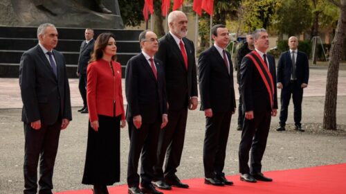 Kurti: 28 Nëntori na bashkon, e forcon ndërgjegjen dhe krenarinë kombëtare