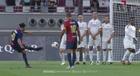 (VIDEO) Klasi i Ronaldinjos nuk vdes kurrë! Shihni supergolin me goditje dënimi në “El Clasico” të legjendave