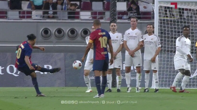 (VIDEO) Klasi i Ronaldinjos nuk vdes kurrë! Shihni supergolin me goditje dënimi në “El Clasico” të legjendave