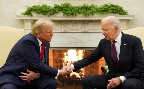 Donald Trump dhe Joe Biden shtrëngojnë duart, nis takimi në Shtëpinë e Bardhë