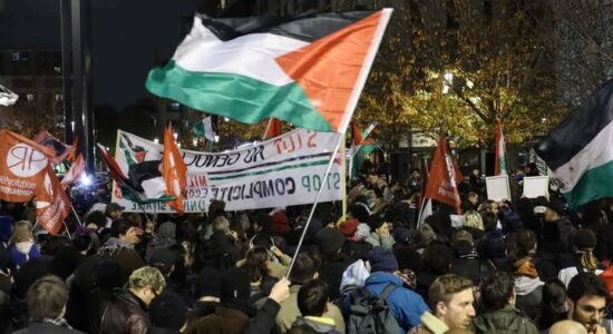 Protesta në Paris me thirrje “Rroftë lufta e popullit palestinez”