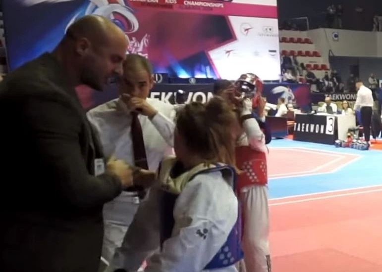 Pamjet ku goditet vajza 8 vjeçe pas humbjes së garës në Taekwondo, reagon trajneri: Është vajza ime, e preka pak për ta kthjellë