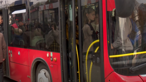 (VIDEO) Paralizohet Shkupi, qindra qytetarë presin me orë të tëra autobusë urban