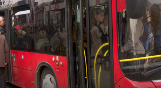 (VIDEO) Paralizohet Shkupi, qindra qytetarë presin me orë të tëra autobusë urban