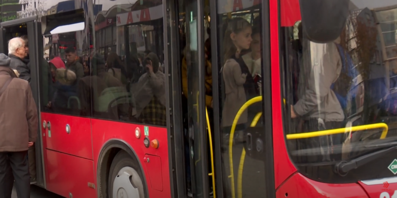  VIDEO  Paralizohet Shkupi  qindra qytetarë presin me orë të tëra autobusë urban