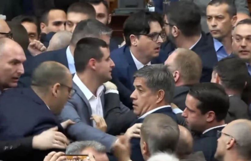 Shpërthejnë grushtat në parlamentin serb (VIDEO)