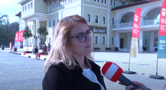 (VIDEO) Psikologja: Nxënësit e druajtur duhet motivohen për të folur