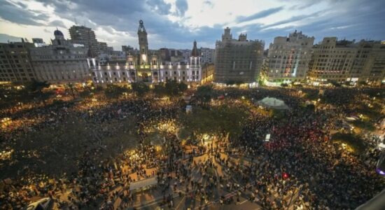 Përmbytjet me 220 viktima në Valencia, shpërthejnë protestat