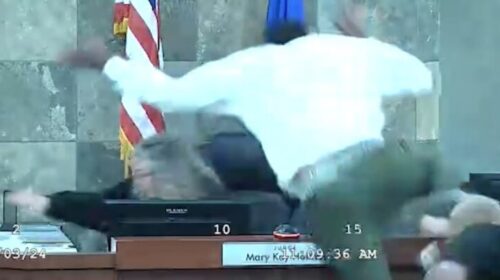 31-vjeçari që sul’moi gjyqtaren në sallën e gjyk’imit në Las Vegas, dënohet me së paku 26 vjet burg