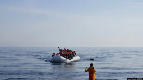 Fundoset anija me migrantë në brigjet greke, pesë persona të vdekur