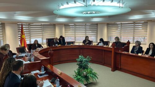 Nis seanca në Kushtetuese, mungojnë dy gjykatësit shqiptar