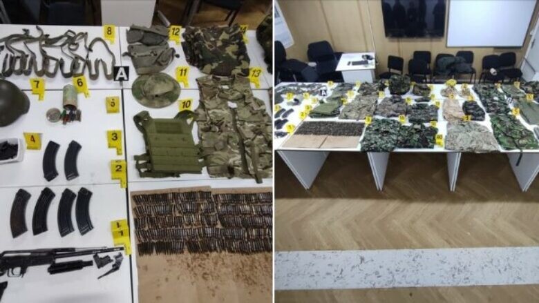 Policia tregon arm’atimin dhe uniformat usht’arake që u gjenden dhe konfiskuan në Zubin Potok