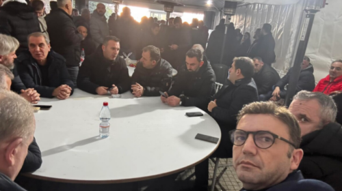 (VIDEO) Nata e parë në tendë e “gardianëve të gjuhës shqipe”