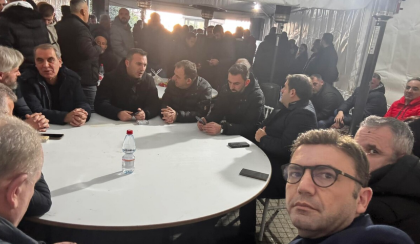 (VIDEO) Nata e parë në tendë e “gardianëve të gjuhës shqipe”