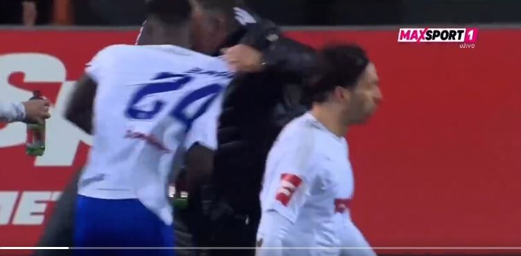 (VIDEO) Moment epik! Gatuzo nuk përmbahet, tërheq me forcë futbollistët dhe nuk i lejon të pinë ujë