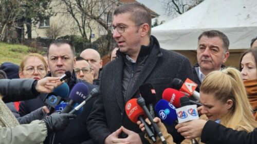 Mickoski premton se nuk do të rriten rrogat e funksionarëve, do rriten vetëm të punëtorëve