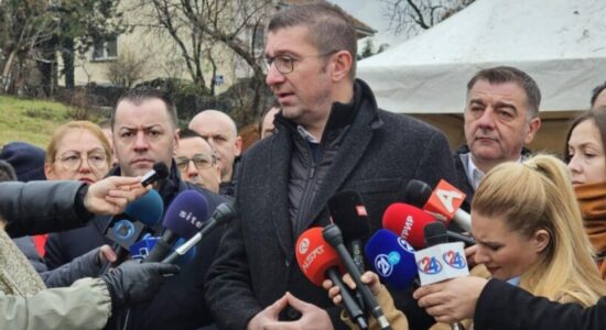 Mickoski premton se nuk do të rriten rrogat e funksionarëve, do rriten vetëm të punëtorëve