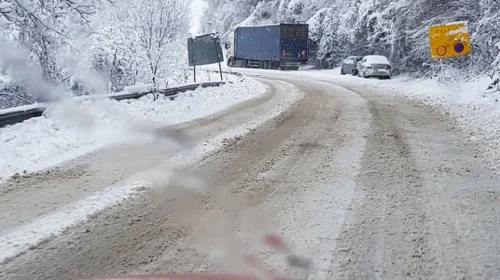 Me goma vere janë nisur për në Kodrën e Diellit! Shumë makina mbeten të bllokuara, ndalohet qarkullimi Tetovë-Kodër e Diellit