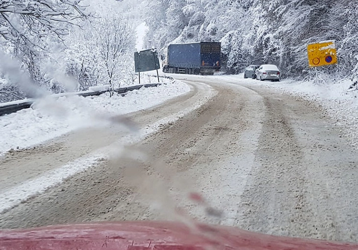 Me goma vere janë nisur për në Kodrën e Diellit! Shumë makina mbeten të bllokuara, ndalohet qarkullimi Tetovë-Kodër e Diellit