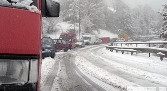 LAMM: Ndalesë për qarkullim të automjeteve të rënda transportuese në aksin rrugor Tetovë-Kodra e Diellit