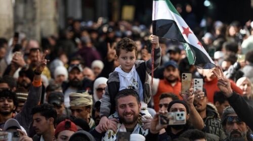 Siri, miliona njerëz vazhdojnë festimet pas përmbysjes së regj’imit