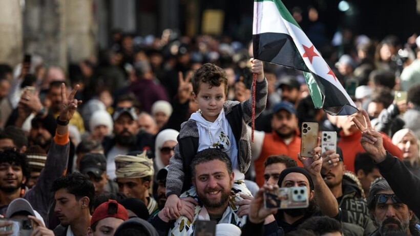 Siri, miliona njerëz vazhdojnë festimet pas përmbysjes së regj’imit