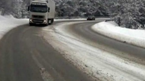 Ndalohet qarkullimi i automjeteve të rënda, dukshmëri e zvogëluar në Strazhë