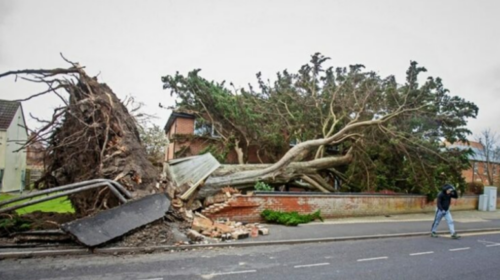 Britania e Madhe goditet nga stuhi e fuqishme, mijëra mbesin pa energji elektrike