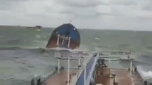 Shkat’ërrohen dy tanker rusë në Detin e Zi, njëra ndahet në dysh nga moti i ligë – transportonin mijëra tonelata naftë