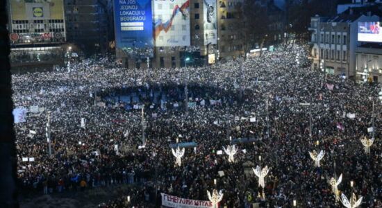 “Vuçiq ik”, protestë masive në Beograd, studentëve u bashkohen edhe fermerë e artistë