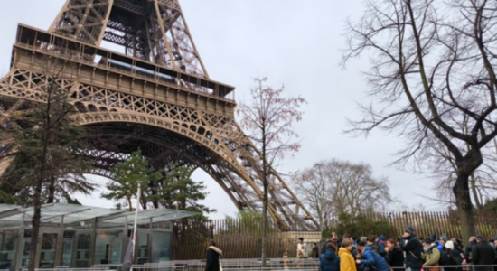 Zjarr në kullën Eiffel, evakuohen 1 mijë e 200 persona